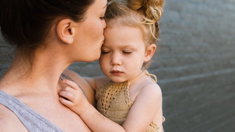 Nämä 8 äitiyteen liittyvää asiaa pitäisi normalisoida