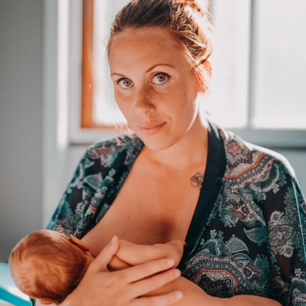 breastfeeding woman on focus photography