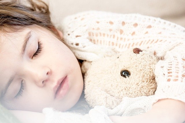 Vitkasteleeko lapsesi nukkumaanmenon kanssa? 6 keinoa, joiden avulla saat unille menon sujumaan paremmin