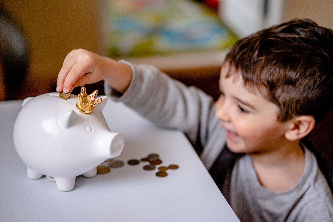 Rahakasvatus kiinnostaa nykyvanhempia: opeta lapselle ainakin nämä neljä asiaa!