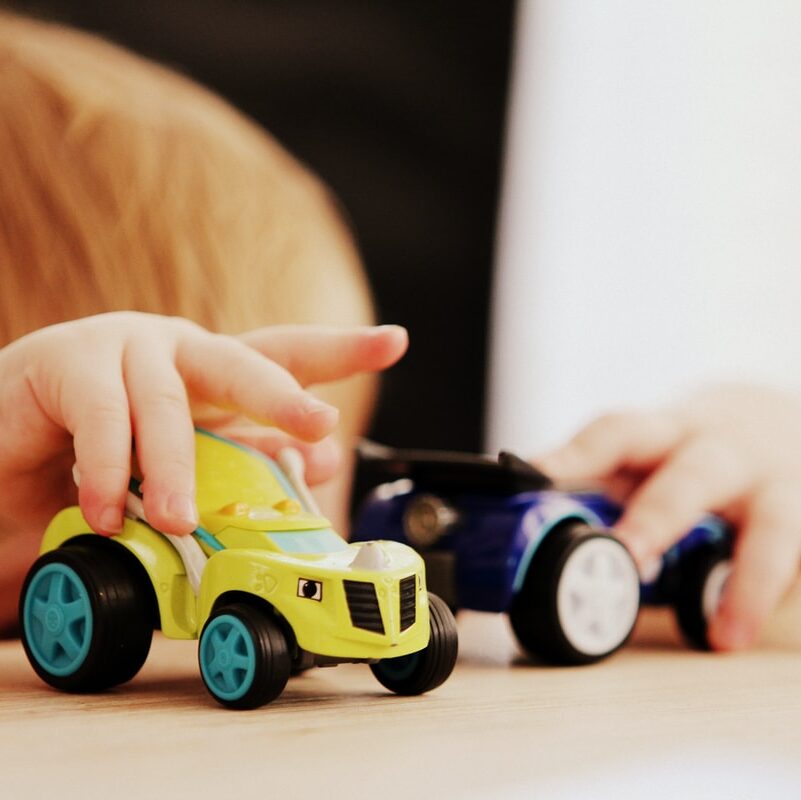 Pikkuautoista on moneksi: leikki-ideoita, joissa hyödyntää leluautoja