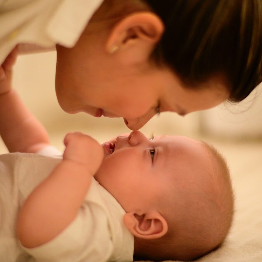 7 tapaa, joilla vauva osoittaa sinulle rakkautta