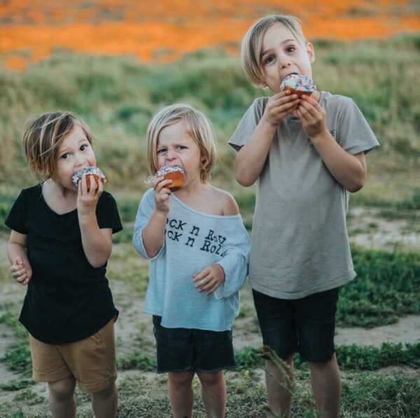 2 girls eating ice cream