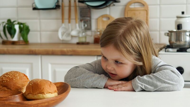 Nirsoilu on yleistä pienillä lapsilla – uudet maut vaativat kymmeniä maistelukertoja