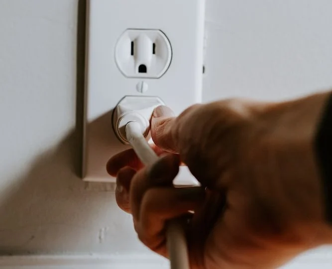 Tunnetko perheesi kodin sähköturvallisuuden periaatteet?