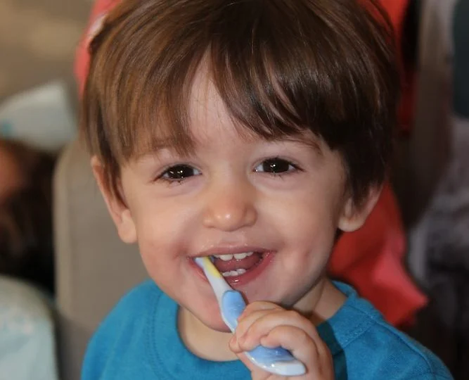 Lapsen hammaspesussa ei pidä mennä siitä mistä aita on matalin