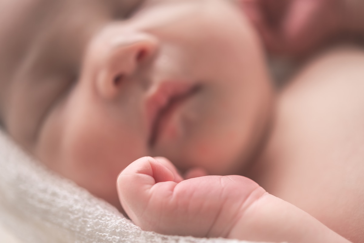 Näppylöitä vauvan kasvoissa – Mistä on kyse?