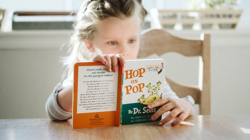 Kuinka lapsesta voi kasvattaa innostuneen lukijan?