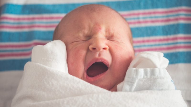 Miksi vastasyntyneet vauvat aivastelevat ja milloin on syytä huoleen?