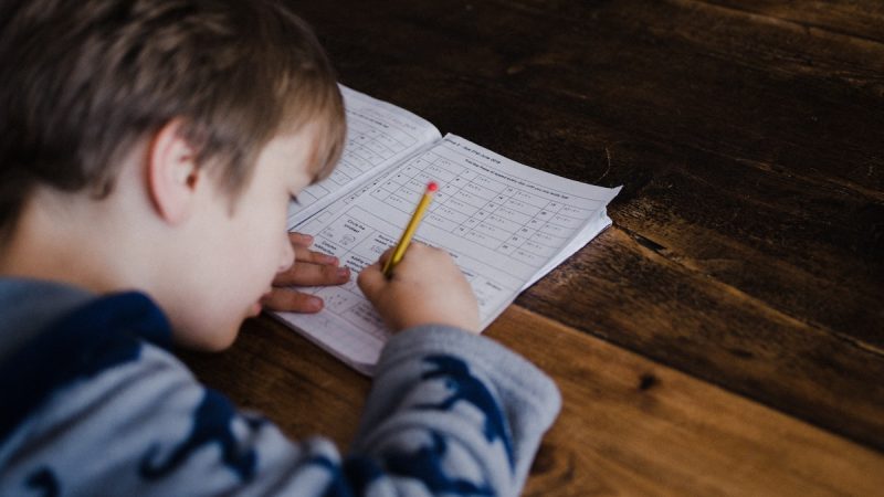 Kuinka paljon vanhempi voi auttaa lasta kotiläksyissä?